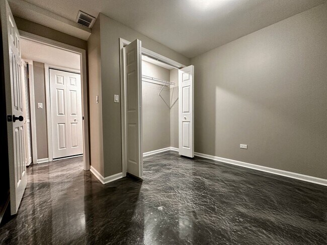 Building Photo - Amazing 4-bed Duplex by UIC