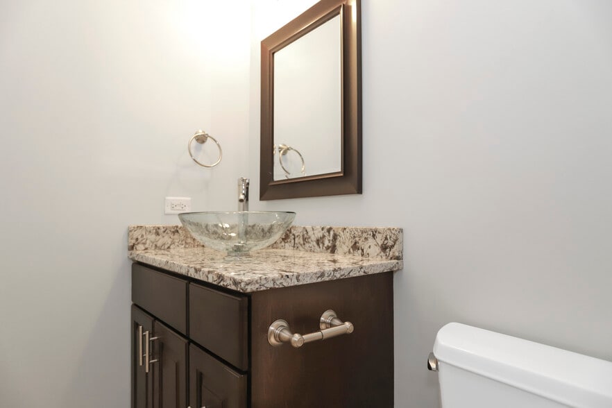 2nd Full Bathroom - 910 Neudearborn Ln