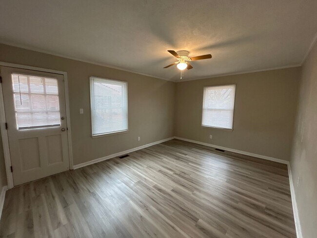 Building Photo - NEW LISTING!!!!!