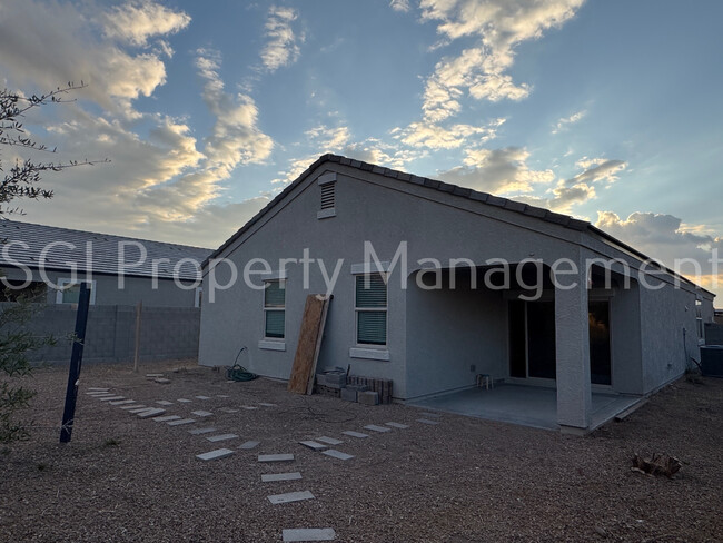 Building Photo - Gorgeous Casa Grande home ready for move in