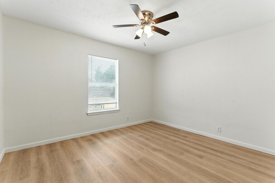 Building Photo - 202 N Kealy Ave