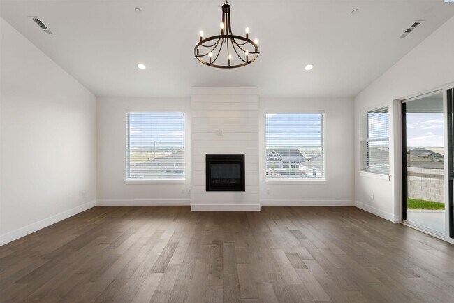 Building Photo - Generational suite w/separate entrance!