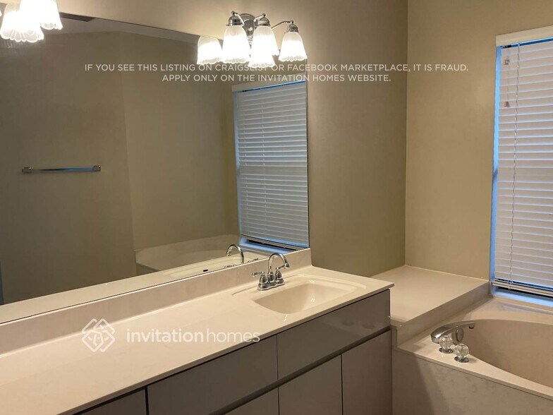 Building Photo - 13427 Kingsbury Dr