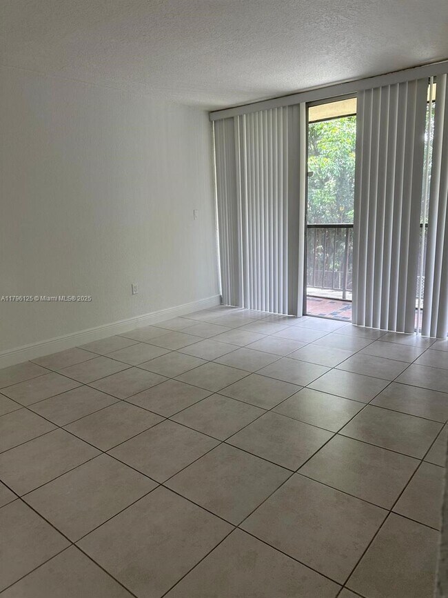 Building Photo - 8870 Fontainebleau Blvd