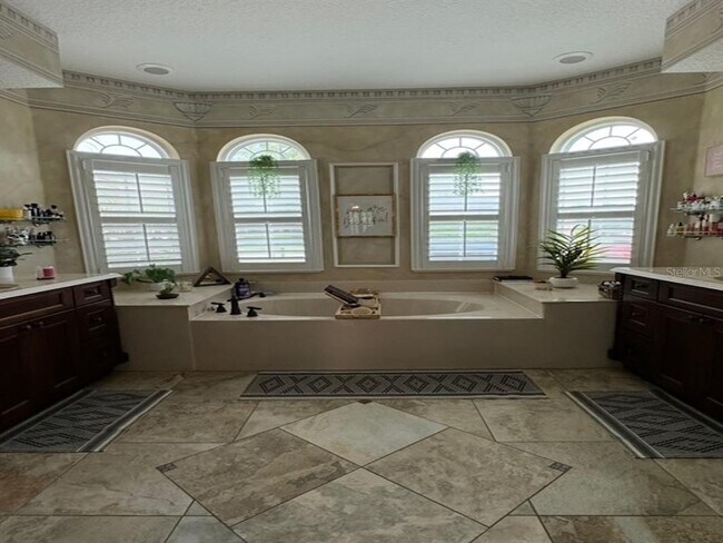Building Photo - 242 Lakeridge Ct