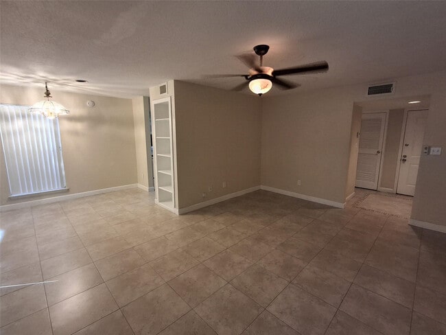 Building Photo - 899 Riverside Dr
