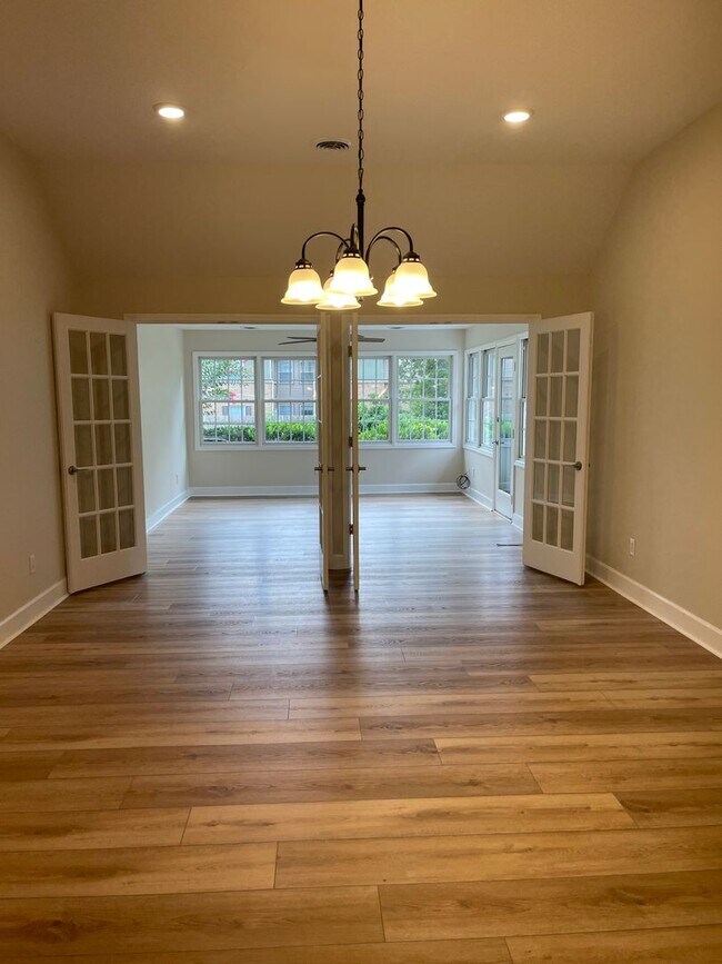 Building Photo - 383 Paine Lake Dr