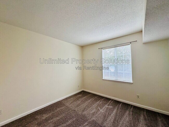 Building Photo - 733 Bragg Dr