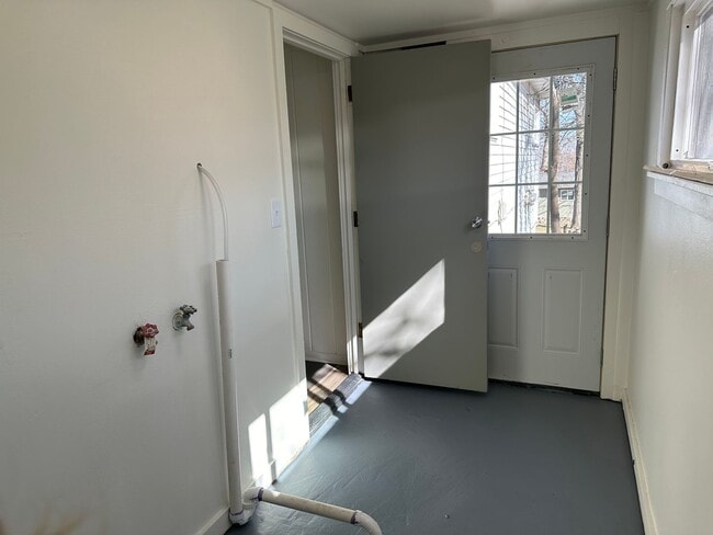 Building Photo - FREE MAY RENT!! Freshly Updated 2 Bedroom ...