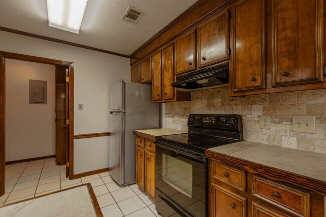 Building Photo - 575 Bradford Dr