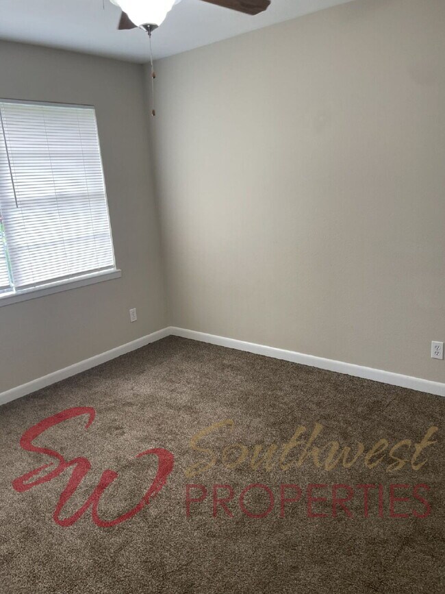 Building Photo - Lovely 3 bedroom home in established, quiet neighborhood