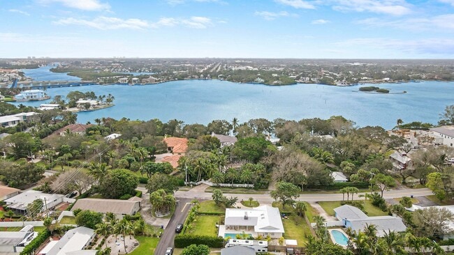 Building Photo - 9 W Riverside Dr