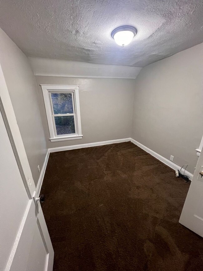 Building Photo - Section 8 Accepted: Affordable 3 Bed, 1 Ba...