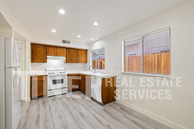 Building Photo - 8242 Scrub Oak Way