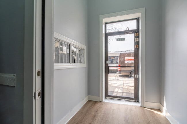 Building Photo - 6239 N Western Ave