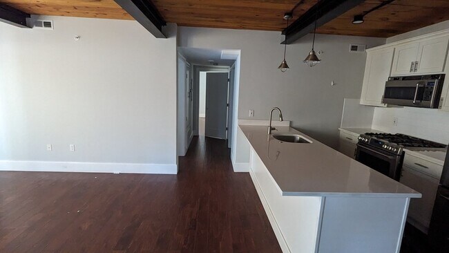 Building Photo - 192 Raymond St