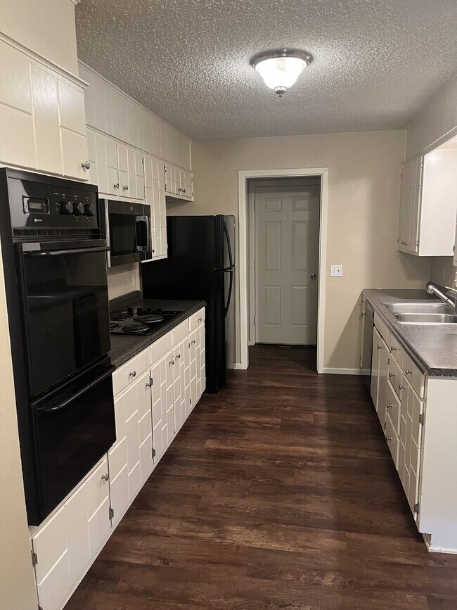 Building Photo - "Charming 3-Bedroom with 2 Full Baths in L...