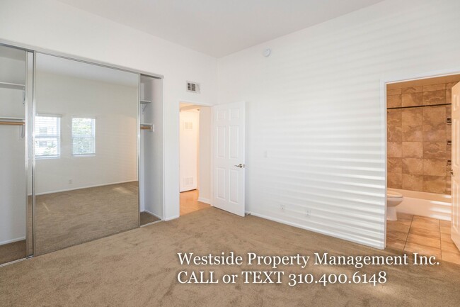 Building Photo - Bright Corner Condo 2+2 - Trendy Mar Vista...