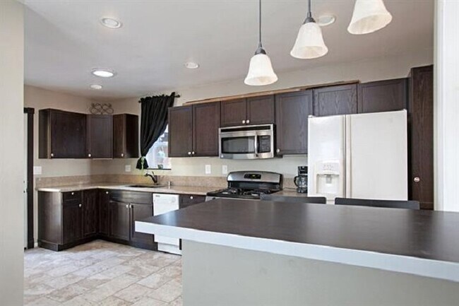 Building Photo - 3 Bedroom House in Paradise Hills