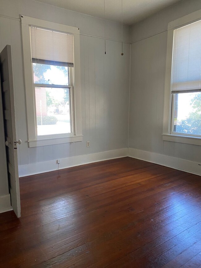 Building Photo - Charming 3/1 House Walking Distance to Cam...