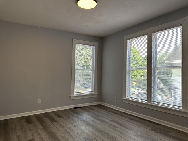 Building Photo - 309 Oak St