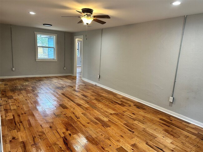 Building Photo - 912 W Cleveland St