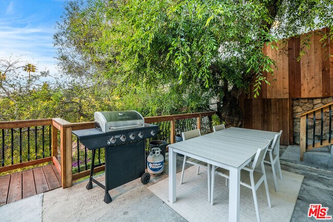 Building Photo - 3323 N Knoll Dr