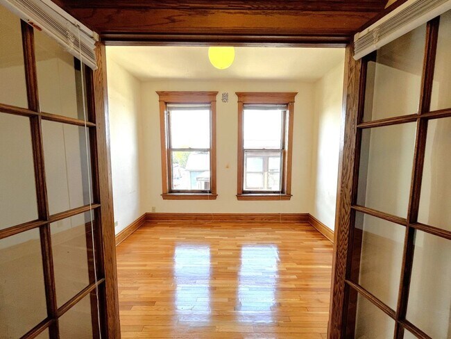 Building Photo - 1417 W Belle Plaine Ave
