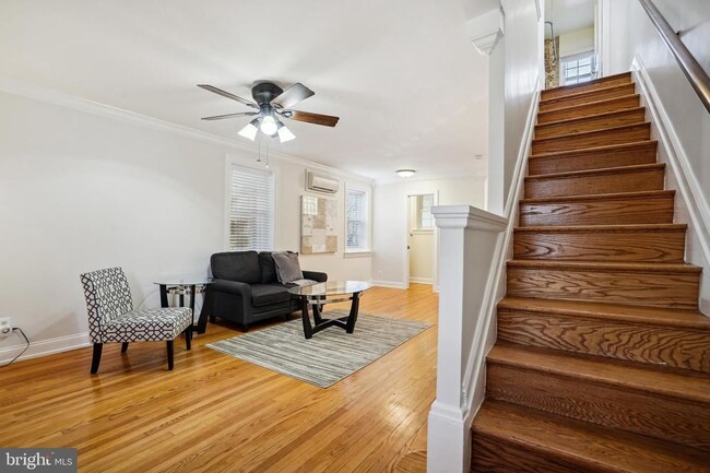 Building Photo - Gorgeous, Sun-lit,Townhouse in Alexandria