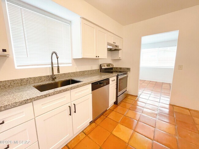 Building Photo - 1404 W Fresno St