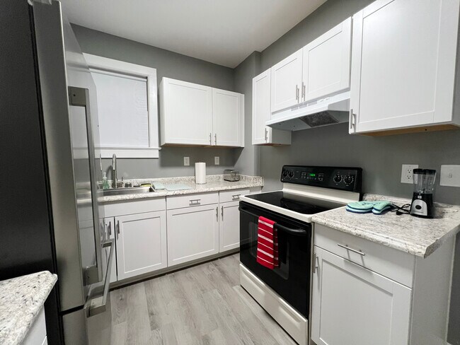 Building Photo - 817 Ferdinand Ave SW