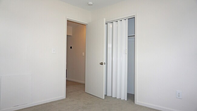 Building Photo - 2364 Pinecrest Ave