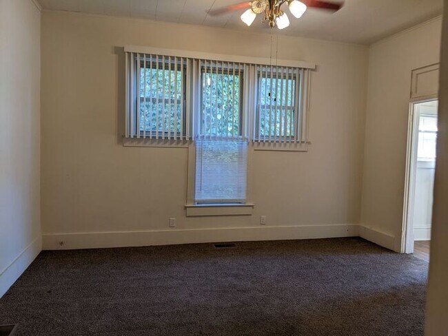 Building Photo - 2 Bedroom Home In The Collett Park Area