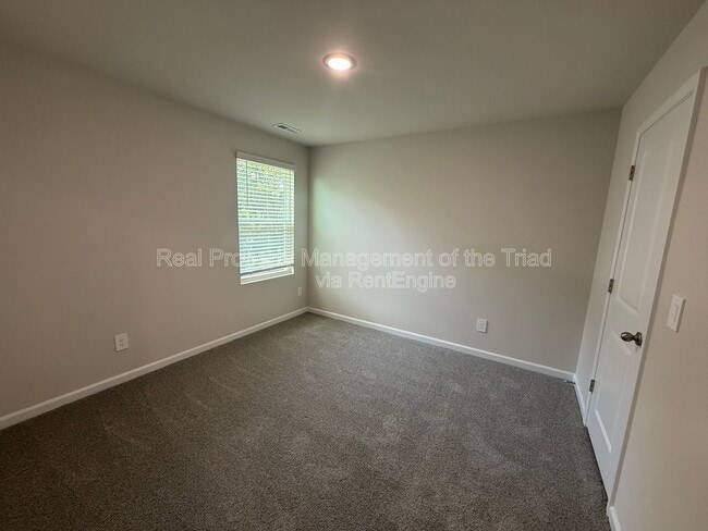 Building Photo - 2215 Cherry Creek Rd