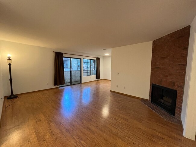 Building Photo - Canoga Park 1BR w/all appliances, parking,...