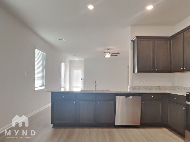 Building Photo - 15442 Maple Ter Dr