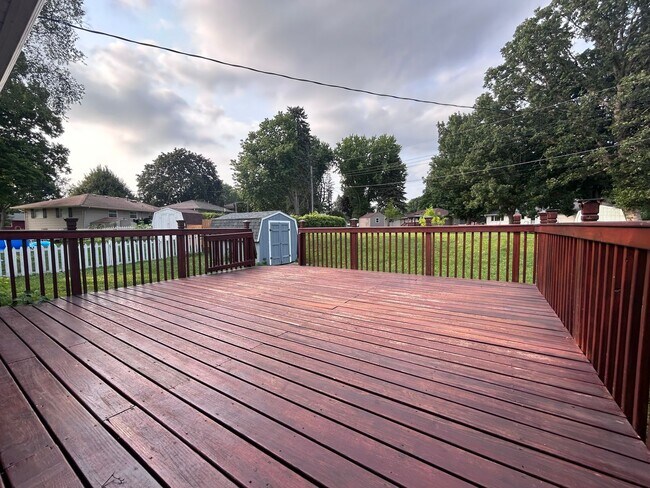 Building Photo - 4 Bed 2 Bath