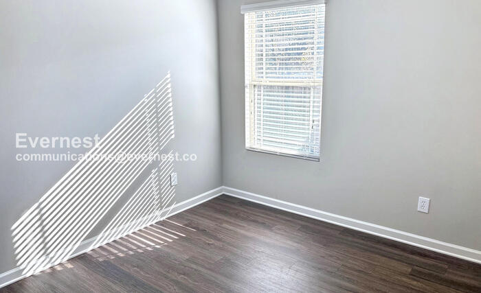 Building Photo - 215 Village Springs Dr