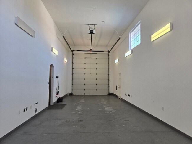 Building Photo - Luxurious home available immediately.