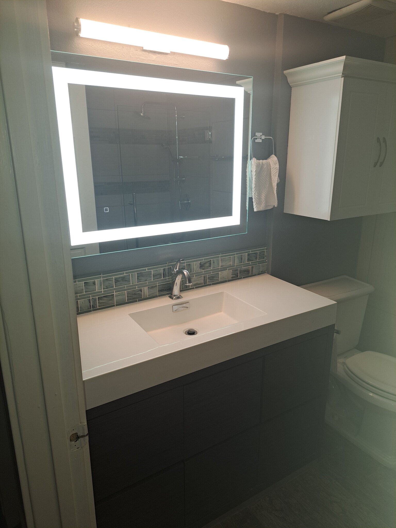 Main bathroom - 3030 E Clarendon Ave
