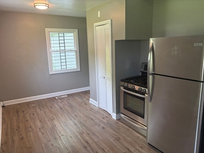 Building Photo - Townhome with attached garage