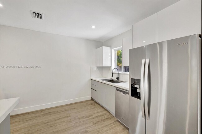 Building Photo - 843 SW 20th St