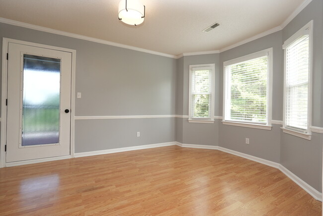 Building Photo - Charming 3-Bedroom, 2-Bathroom Home Perfec...