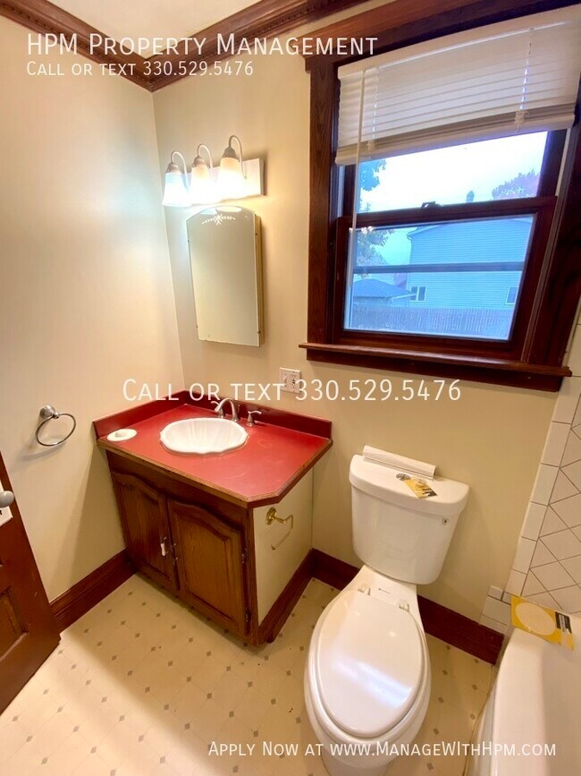 Building Photo - 837 Parkview St NE