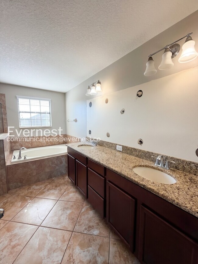 Building Photo - 4 Bed & 3 Bath Home with Fenced Yard and Modern Amenities / Voucher Accepted / No Pets Allowed / ...