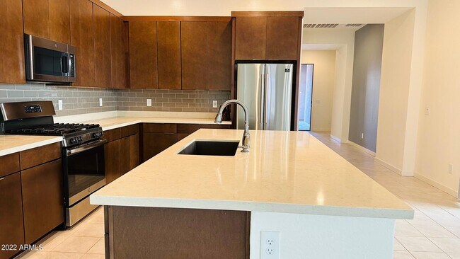 Building Photo - 943 E Paseo Way