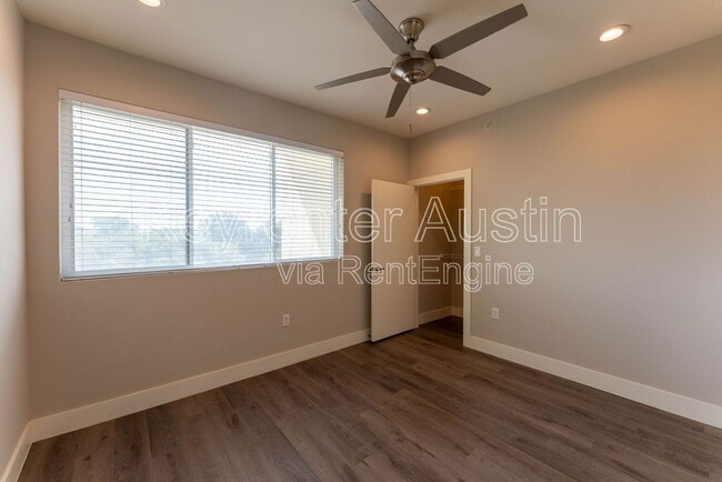 Building Photo - 604 N Bluff Dr