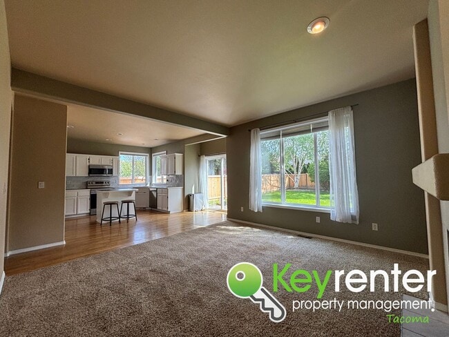 Building Photo - Modern Comfort Meets Great Location in Thi...