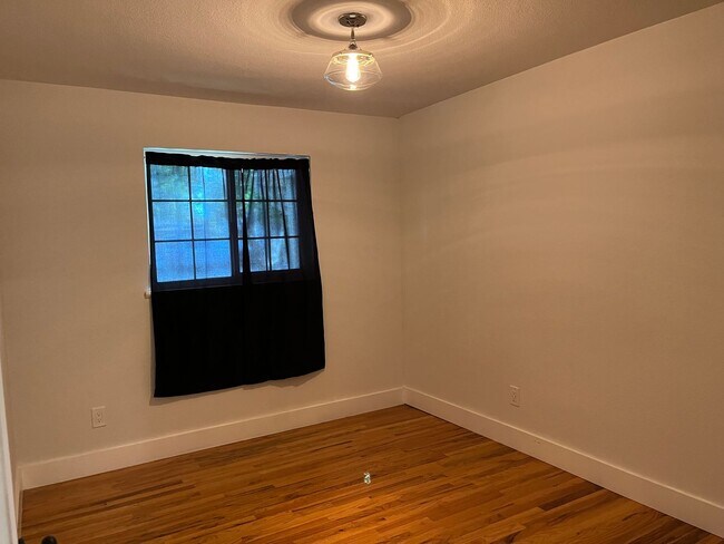 Building Photo - Charming Winters Home