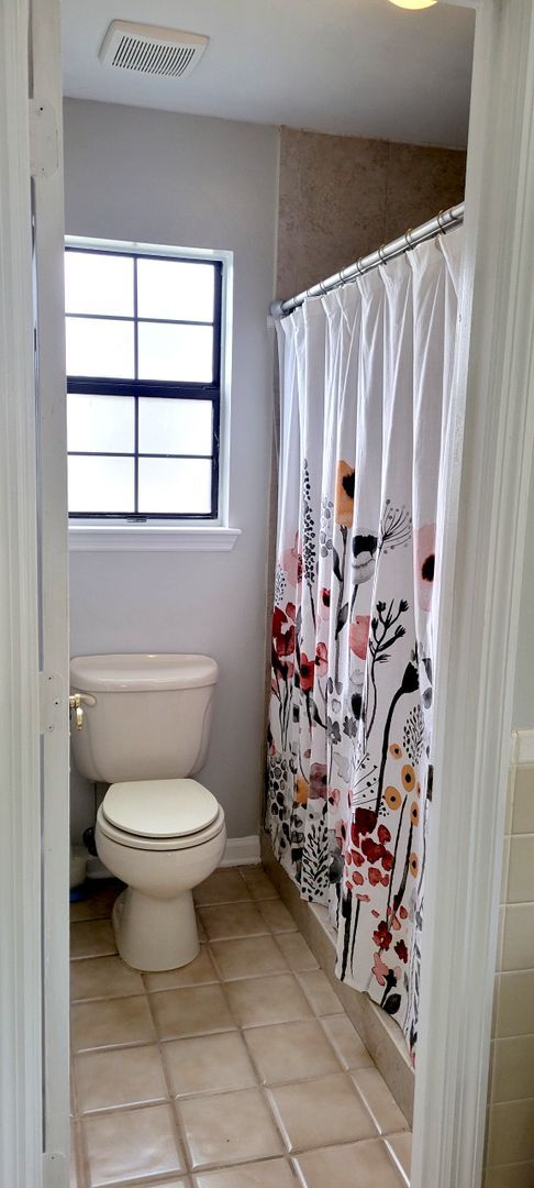 Building Photo - 3/2 with fenced in yard!